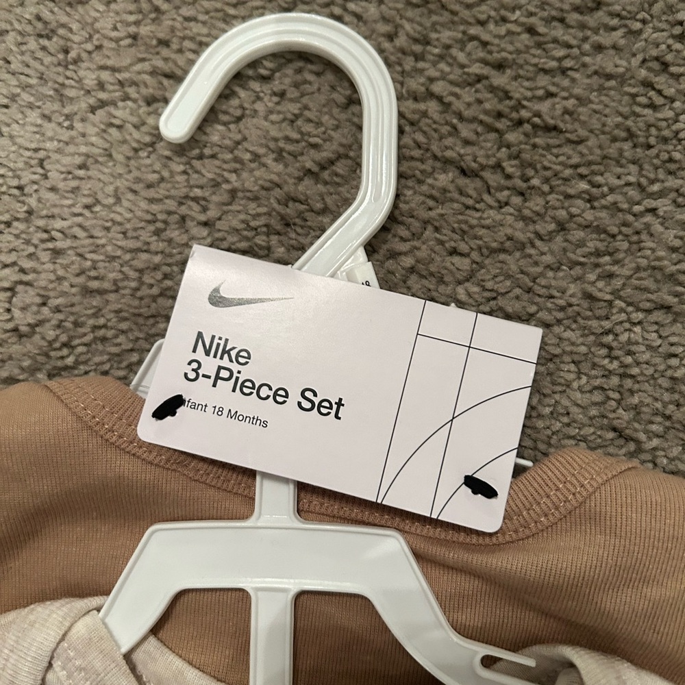 ✅ NWT Nike Baby 3-Piece Bodysuit & Pants Set 18M Hemp Neutral Tan - Picture 8 of 10